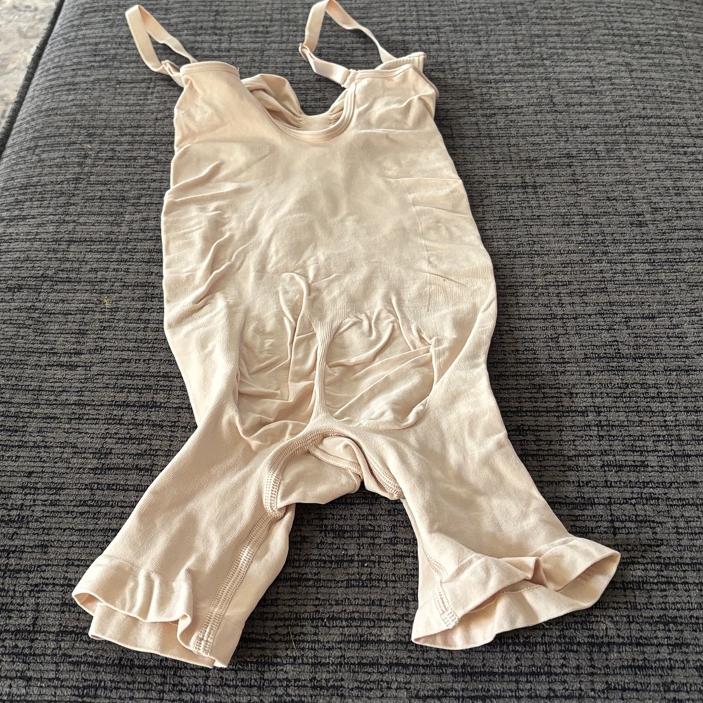 Skims Cream Shapewear Bodysuit - Picture 2 of 3